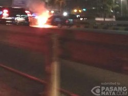 Sedan Terbakar di KM 6 Tol Kuningan, Lalin Tersendat