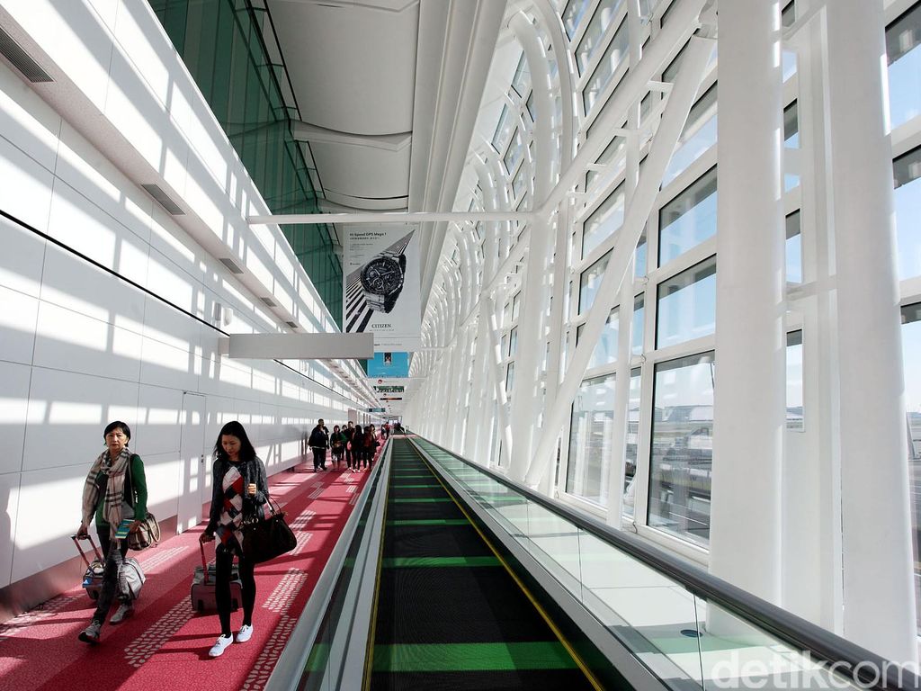 Canggih! Bandara Jepang Uji Coba Alat Disinfeksi Bagasi untuk Cegah Corona Canggih! Bandara Jepang Uji Coba Alat Disinfeksi Bagasi untuk Cegah Corona