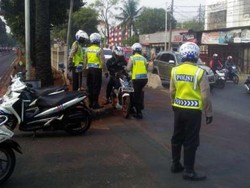Kena! Pemotor Ini Serobot Jalur TransJ di Ragunan