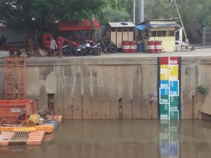 Video Hujan Mengguyur Berjam-jam, Pintu Air Manggarai Masih Normal Video Hujan Mengguyur Berjam-jam, Pintu Air Manggarai Masih Normal