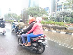 Genangan Air di Jl HR Rasuna Said Surut, Lalin Kembali Normal