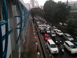 Ratusan Motor Parkir di Bahu Jalan, Depan Stasiun Palmerah Macet Parah