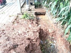 Bekas Galian Saluran Air Perum Melati Mas Tangsel Mangkrak