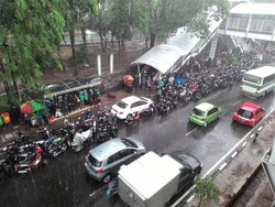 Jakarta Hujan Deras, Begini Gaya Pemotor Berteduh di Halte Sampai JPO