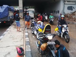 Genangan di Kolong Landmark Dukuh Atas Mulai Surut, Tapi Banyak Pemotor Jadi Korban