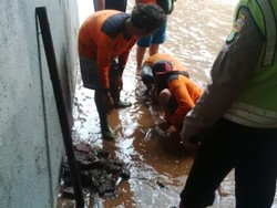Saat Petugas Kebersihan Singkirkan Genangan di Kolong Landmark Dukuh Atas