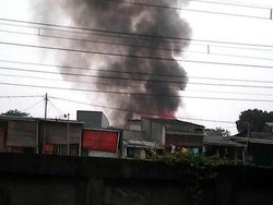 Diduga karena Tabung Gas, Warung Kelontong di Klender Jaktim Dilalap Api