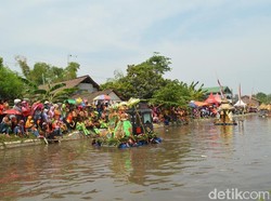 Keren, Fashion Show Digelar di Sungai