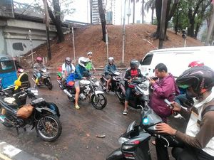 Cara Aman Berkendara Motor di Saat Hujan