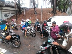 Cara Aman Berkendara Motor di Saat Hujan