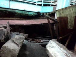 Hati-hati! Ada Jalan Ambles di Dekat JPO Halte Busway Polda