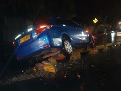 Sebuah Taksi Nyangkut di Pembatas Busway di Warung Buncit