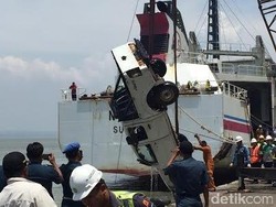 Mobil Ford Nyemplung ke Laut di Tanjung Perak
