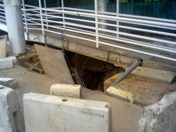 Hingga Siang ini, Jalan Ambles Dekat JPO Halte Busway Polda Belum Dibenahi