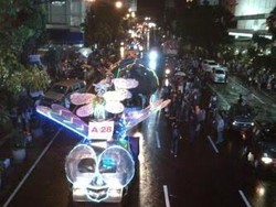 Pawai Kendaraan Bentuk Hewan Meriahkan Bandung Light Festival