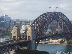 Bus Terbakar di Pintu Masuk Harbour Bridge Sydney