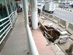 Tanah Dekat JPO Halte TransJ Polda Ambles, Ahok: Kontraktornya Abal-abal!