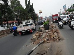 Entah Kapan Proyek Perbaikan Jalan Pamulang-Rempoa ini Kelar, Setiap Hari Macet!