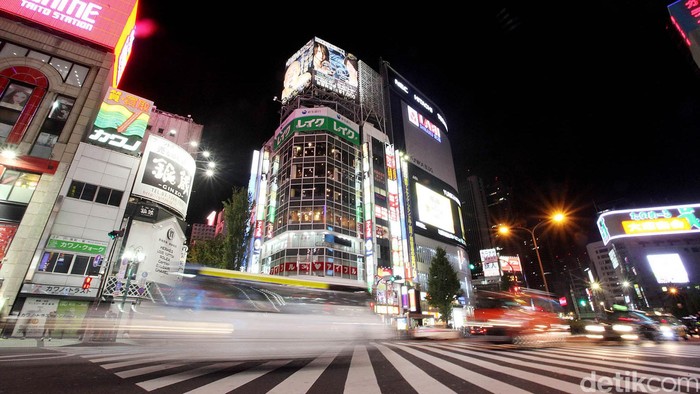 Kehidupan Malam di Shinjuku Jepang Jepang merupakan negara dengan banyak sekali keunikan tersendiri. Sebagai negara maju dibidang ekonomi, kota-kota besar di Jepang merupakan sentra bisnis dunia yang seolah tidak pernah tidur. Salah satunya warna-warni kehidupan malam di Shinjuku, Jepang. Shinjuku merupakan sentra perniagaan dan pemerintahan, sekaligus lokasi salah satu stasiun pergeseran (interchange) transportasi lazim paling besar di Tokyo, Stasiun Shinjuku. Rengga Sancaya/detikcom.