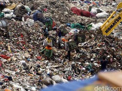 Seorang Pemulung Tewas Tertimbun Longsoran Sampah di TPA Bantargebang
