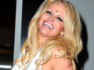Dilelang Tiket Kencan Bareng Pamela Anderson, Siapa yang Mau?