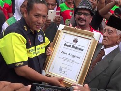 Kisah Zein Mayoret Tertua di RI, Tetap Beraksi di Usia 81 Tahun