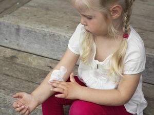 Efek Buruk Jika Anak-anak Sering Iseng Pakai Produk Kulit untuk Dewasa