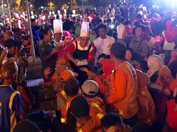 Peringati HUT Makassar, Walikota Makassar Jadi Pelayan di Acara Makan Malam