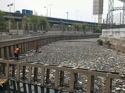 Jakarta Diguyur Hujan, Begini Penampakan Lautan Sampah di Kali Utan Kayu