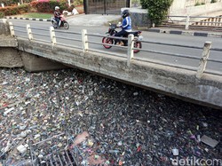 Hujan Bikin Sampah Numpuk di Sungai, Ahok: Itu Kiriman