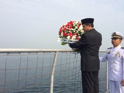 Peringati Hari Pahlawan, Menteri Yuddy Tabur Bunga di Teluk Jakarta