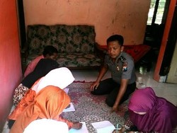 Ini Tantangan yang Dihadapi Brigadir Futo Mengajar Lansia Buta Huruf