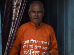 Salut! Kakek 79 Tahun Berikan Obat-obatan untuk Warga Miskin India