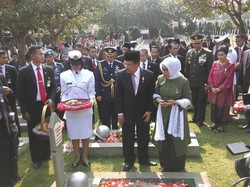 Upacara Hari Pahlawan di TMP Kalibata Berjalan Khidmat, JK Pimpin Tabur Bunga