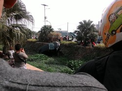 Entah Bagaimana, Mobil ini Melaju dan Nyemplung ke Parit di Bekasi