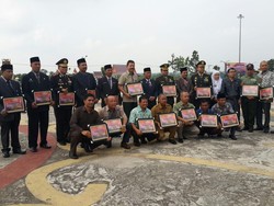 Dianggap Pahlawan, Pemadam Kebakaran Hutan di Pelalawan Diberi Penghargaan