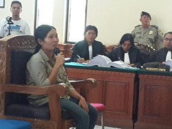 Isak Tangis Hamidah di Ruang Sidang Beberkan Adopsi Engeline oleh Margriet
