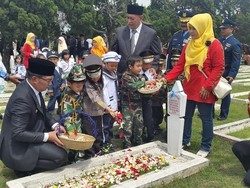 Ridwan Kamil Rogoh Kocek Pribadi Rp 500 Ribu untuk Veteran di Bandung