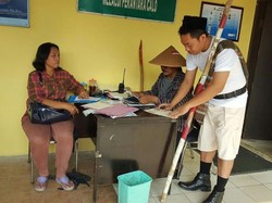 Unik! Petugas Samsat Tangerang Berdandan ala Pejuang di Hari Pahlawan