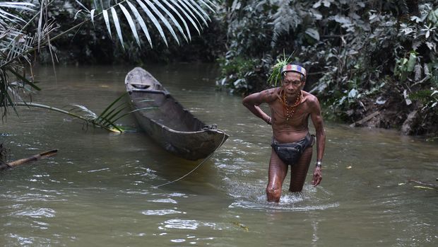 Warga adat Suku Mentawai beraktifitas disungai dekat rumahnya di wilayah Dorogot, Siberut Selatan, Kepulauan Mentawai, Sumatera Barat, Rabu (16/9). ANTARA FOTO/Hafidz Mubarak A./15