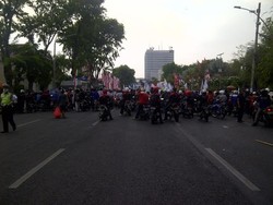 Demo Buruh di depan Grahadi, Jalan Gubernur Suryo Ditutup