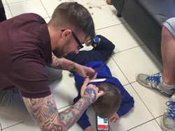 Ketika Tukang Cukur Merayu Bocah Autis Agar Mau Rambutnya Dipangkas