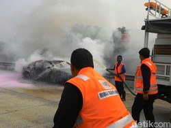 Diduga Korsleting Listrik, Mobil Audi Terbakar di Tol Jakarta-Tangerang