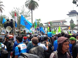Ribuan Buruh Jabar yang Demo Gedung Sate Tuntut UMP Rp 1,3 Juta Dicabut