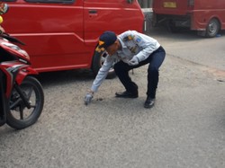 Apresiasi Untuk Iskandar Pemungut Ranjau Paku, Dari Ahok Sampai Bos Kaos