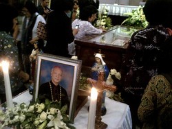 Kenangan Gubernur Ganjar Diajak Selfie Uskup Agung Semarang di Rumah Sakit