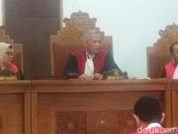 Bacakan Pledoi, Terdakwa Pembunuh Tata Chubby Menangis