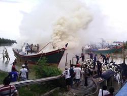 Kapal Nelayan Ukuran 30 GT Terbakar saat ABK Perbaiki Lampu Tembak