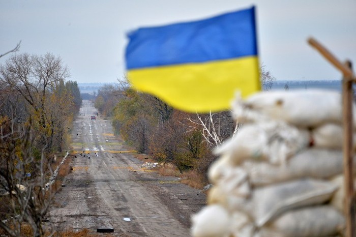 A Ukrainian flag is seen on the position of Ukrainian forces in the village of Pervomayske near the eastern Ukrainian city of Donetsk on October 24, 2014. Ukraine wraps up campaigning on October 24 for a weekend vote that will dramatically reshape parliament after a year of upheavals, as the deadly conflict with pro-Russian rebels drags on into its seventh month. AFP PHOTO/ GENYA SAVILOV