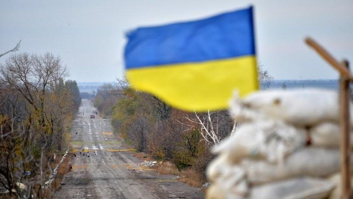 A Ukrainian flag is seen on the position of Ukrainian forces in the village of Pervomayske near the eastern Ukrainian city of Donetsk on October 24, 2014. Ukraine wraps up campaigning on October 24 for a weekend vote that will dramatically reshape parliament after a year of upheavals, as the deadly conflict with pro-Russian rebels drags on into its seventh month. AFP PHOTO/ GENYA SAVILOV